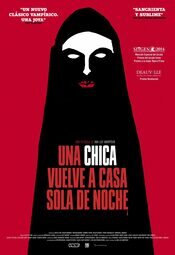 Una chica vuelve a casa sola de noche