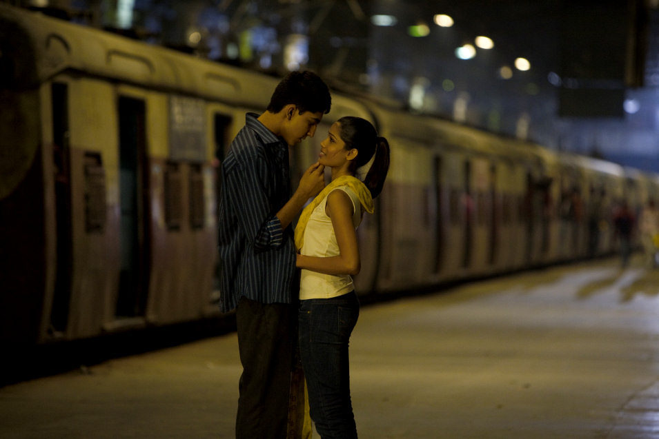 Dev Patel y Freida Pinto en \'Slumdog millionaire\'