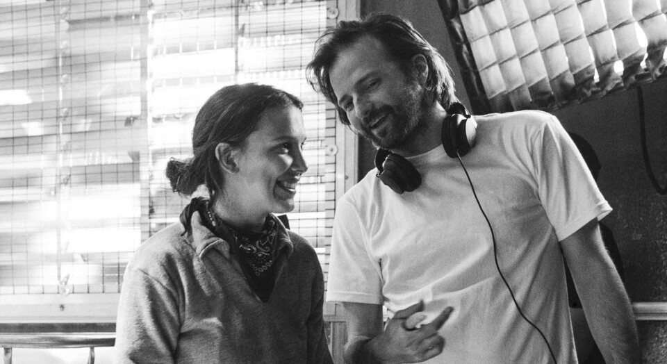 Millie Bobby Brown y Matt Duffer en el rodaje de \'Stranger Things\'