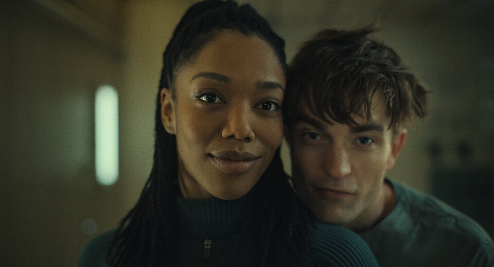 Naomi Ackie y Robert Pattinson en \'Mickey 17\'