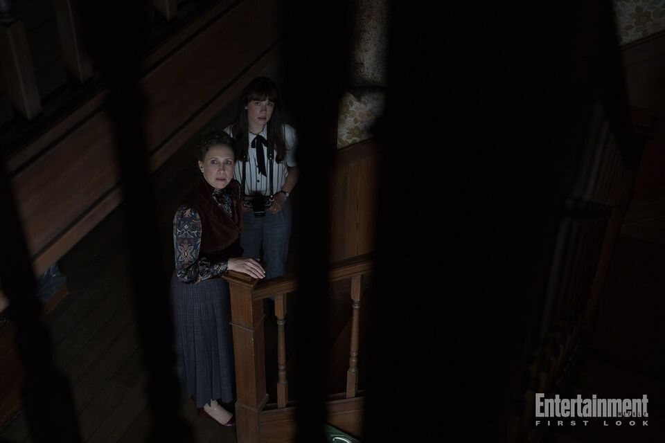 Vera Farmiga y Mia Tomlison en \'The Conjuring: Last Rites\'.