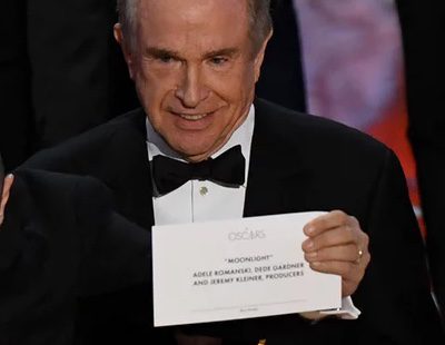 Oscar 2017: Warren Beatty se equivoca al dar a 'La La Land' el premio a Mejor Película en vez de a 'Luz de luna'