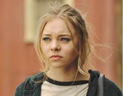Taylor Hickson sufre un accidente en pleno rodaje que le desfigura la cara y demanda a la productora