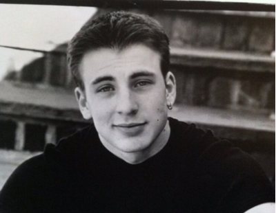 Chris Evans nos mata de amor con la primera foto promocional de su carrera