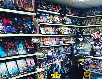 Un hombre tiene su propio videoclub lleno de VHS en el sótano de su casa