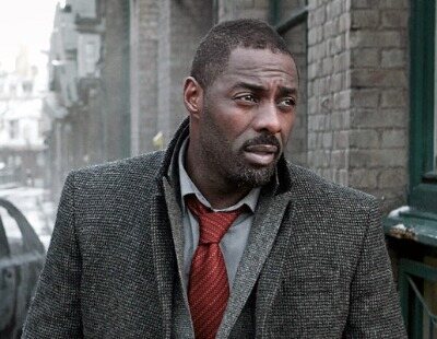 Mira a un desconocido Idris Elba reaccionando a 'GoldenEye' de Pierce Brosnan en un video de 1995