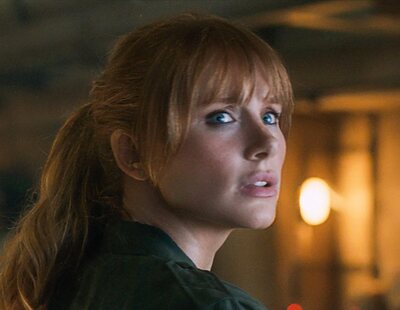 'Jurassic World: Dominion': Bryce Dallas Howard huye de un dinosaurio en la primera imagen oficial