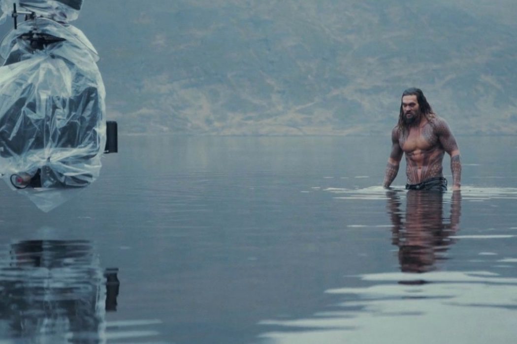 Jason Momoa durante una escena en el agua