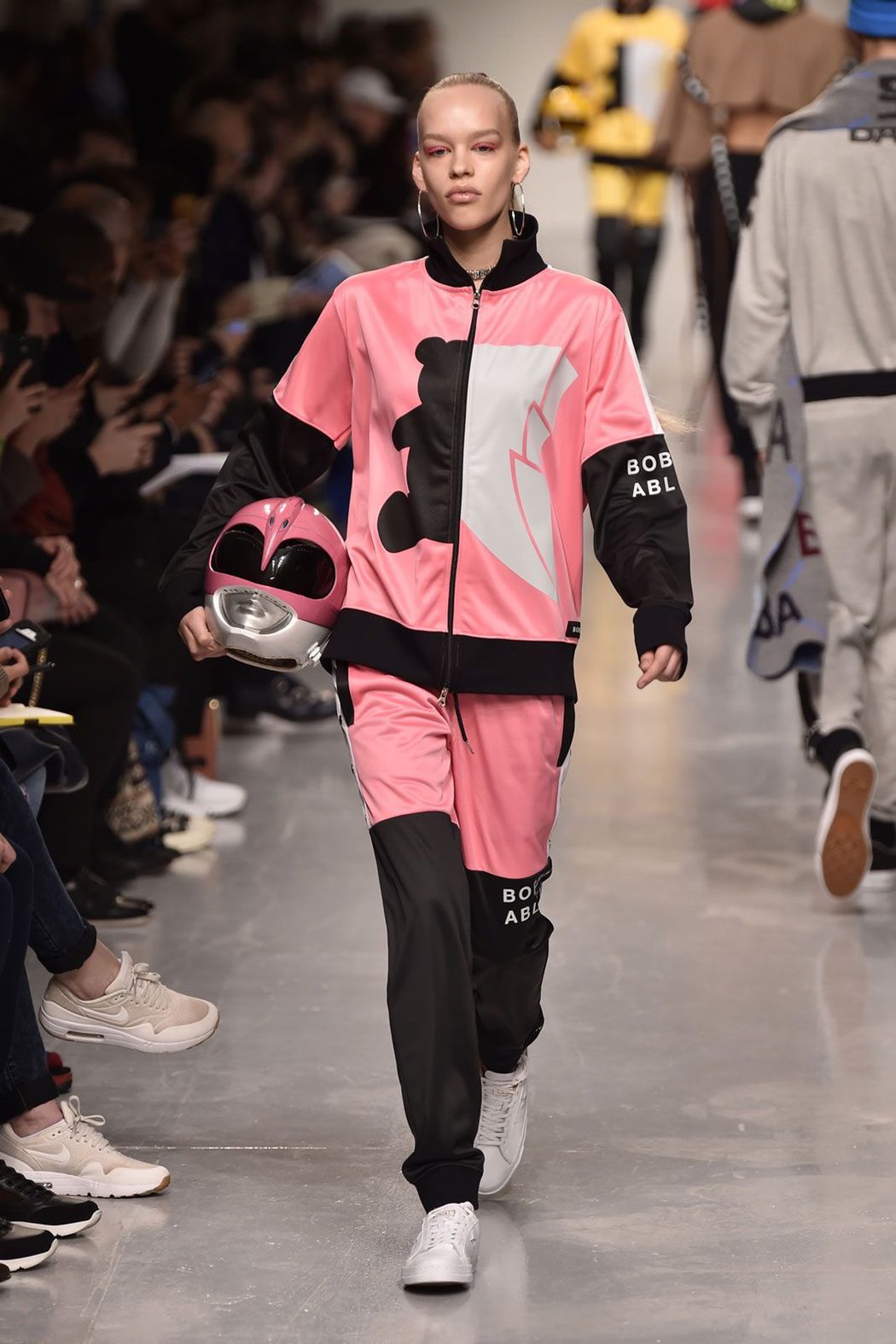 Imagen 0 de 6 del set 'Power Rangers' en la London Fashion Week
