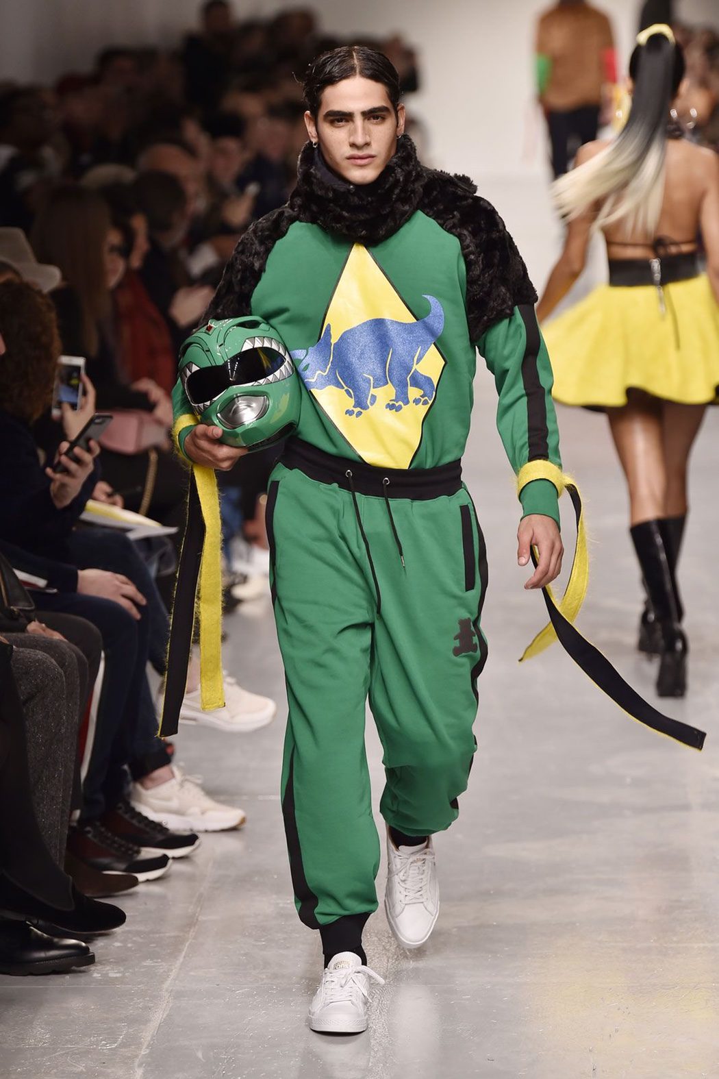 Imagen 1 de 6 del set 'Power Rangers' en la London Fashion Week