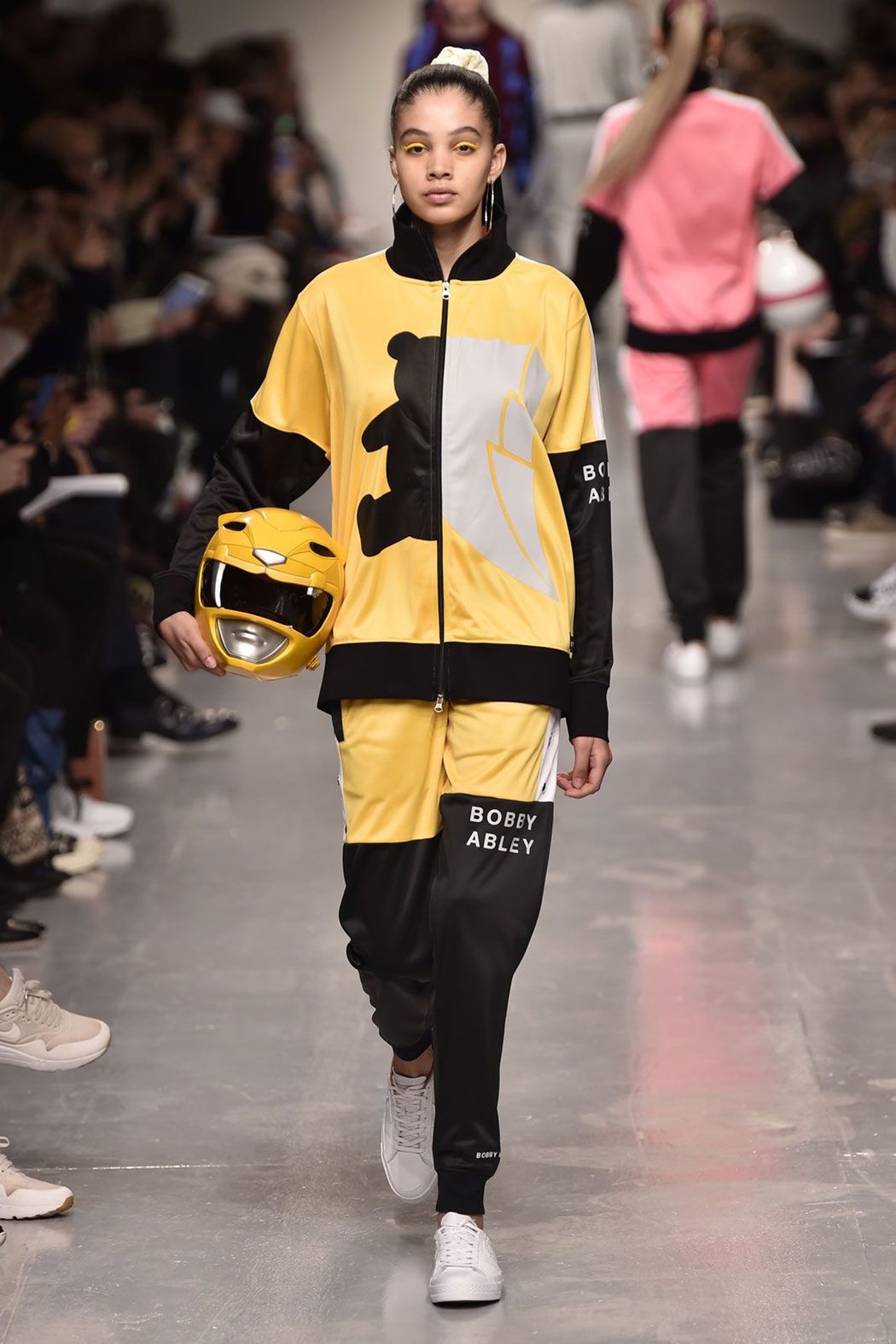 Imagen 3 de 6 del set 'Power Rangers' en la London Fashion Week