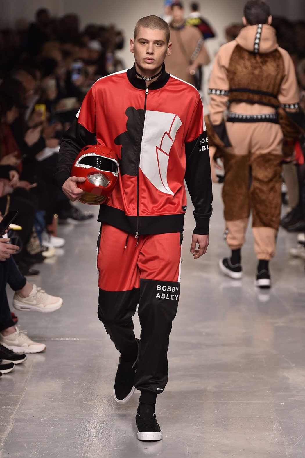 Imagen 4 de 6 del set 'Power Rangers' en la London Fashion Week