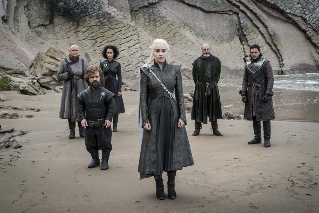 Daenerys y su consejo junto a Jon y Davos