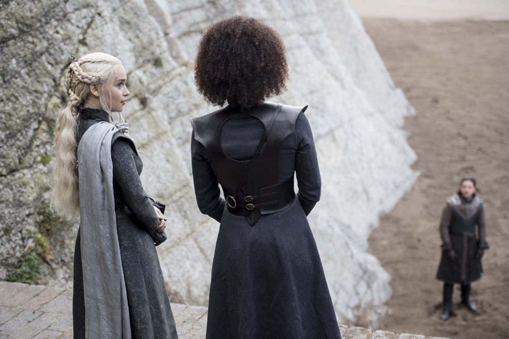 Daenerys y Missandei hablan frente a Jon Snow