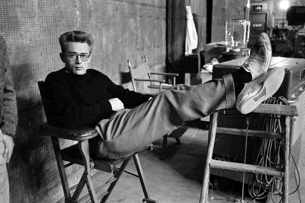 James Dean de descanso entre toma y toma