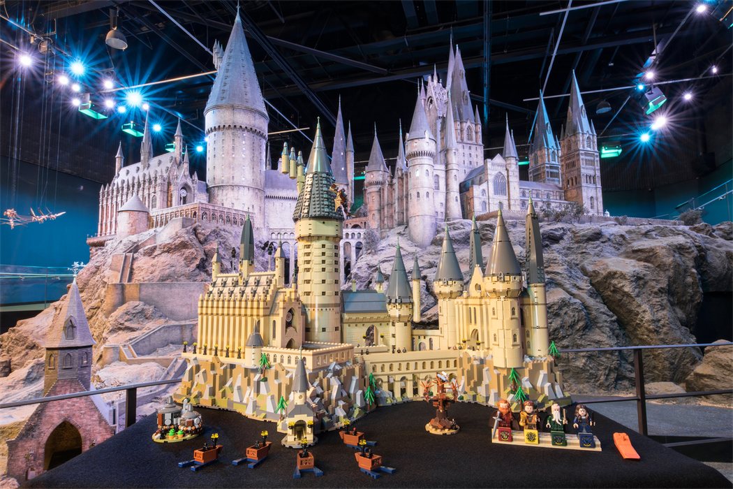 El Hogwarts de LEGO en comparación con la maqueta real