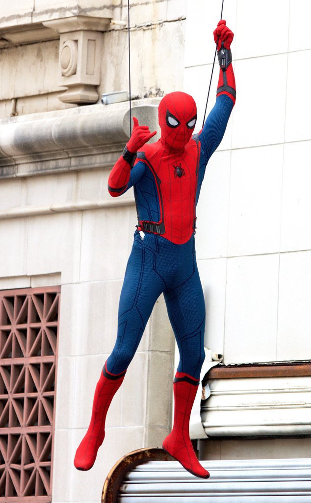 Spider-Man: Homecoming': Nuevas imágenes de Tom Holland con el traje del  hombre araña - eCartelera